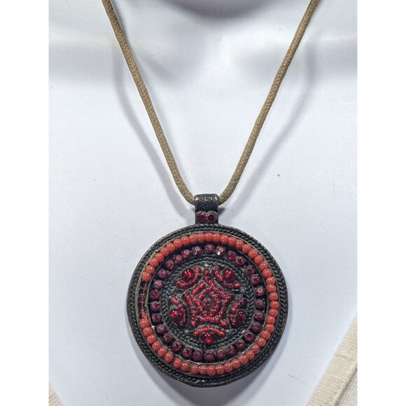 Vintage Red Beaded Brass Medallion Pendant Necklace - Picture 4 of 6
